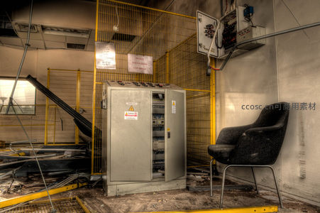 废弃工厂控制室的孤寂角落