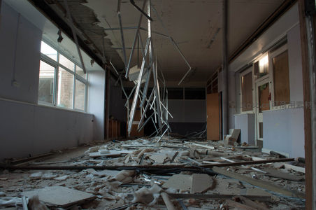 坍塌天花板下的废墟长廊