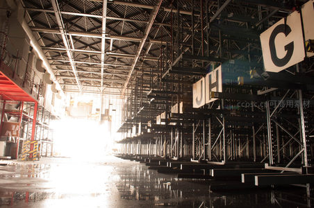 空旷仓库深处的金属回响