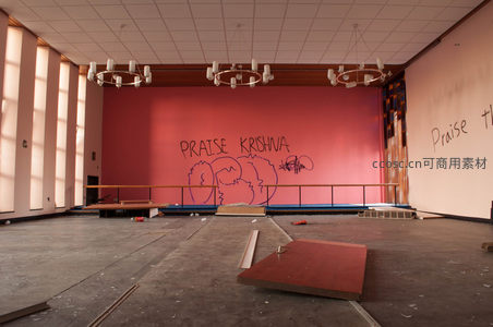 涂鸦点缀的废弃礼堂舞台