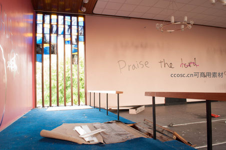 废弃教堂内景，彩色玻璃窗与涂鸦墙