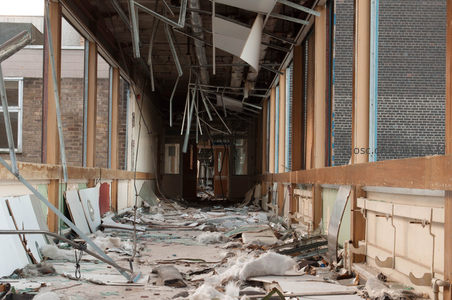 坍塌长廊，天花板坠落与满地狼藉