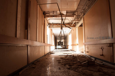 废弃医院走廊，破败天花板与尘土满地