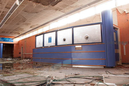 蓝色服务台前，满地狼藉与破碎玻璃