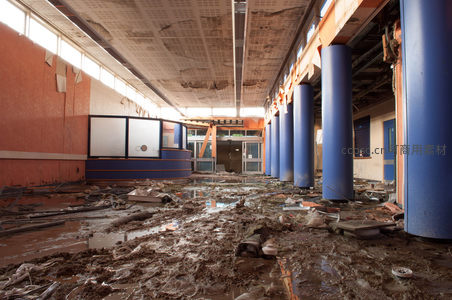 泥泞大厅，蓝色柱子与倒塌天花板残骸