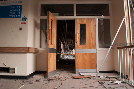 敞开的木门后，通往幽深破败的病房区