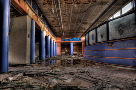 空旷候诊区，蓝柱林立与积水倒影