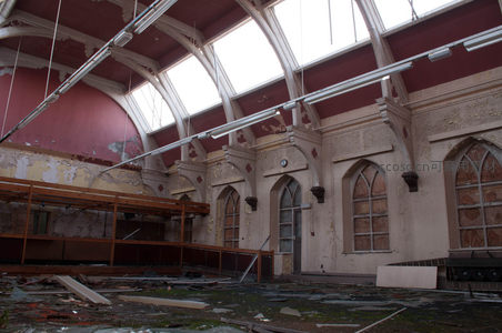 空旷废弃礼堂，拱形窗与斑驳天花板的静默诉说