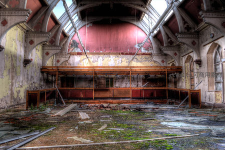 废弃大厅的衰败之美，时光侵蚀的建筑遗迹