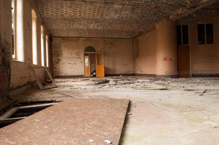 尘封房间角落，橙色门与涂鸦标记的神秘指引