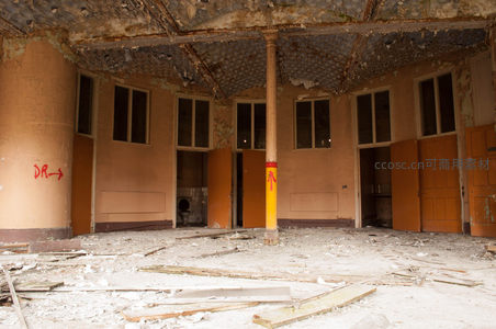 坍塌穹顶下的废墟，柱子与门窗残留的昔日荣光