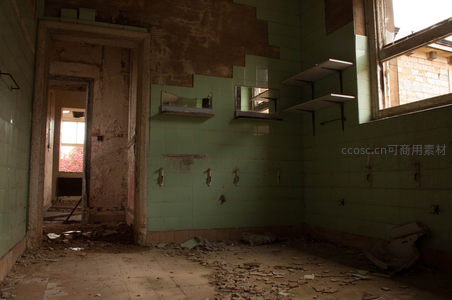 绿釉瓷砖浴室，时光凝固的废弃角落