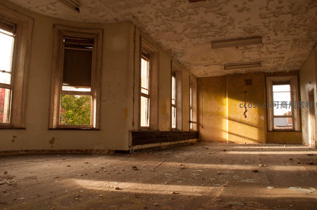 阳光洒满废弃房间，斑驳墙面见证时光