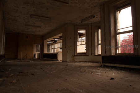 空旷教室废墟，阳光穿透岁月痕迹