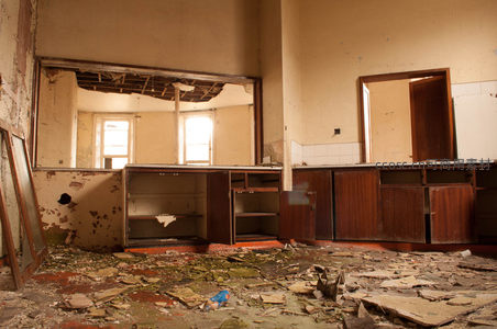 空荡厨房废墟残景