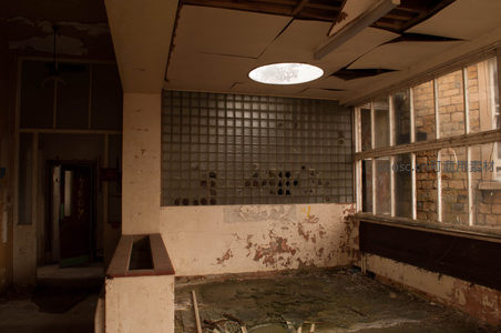 废弃建筑内部破败景象