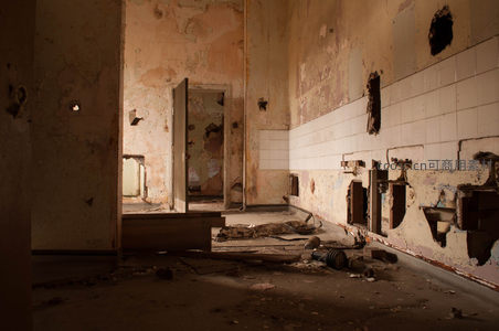 走廊尽头的破败房间