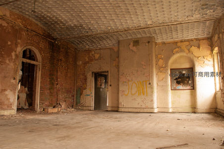 涂鸦墙与拱形门洞