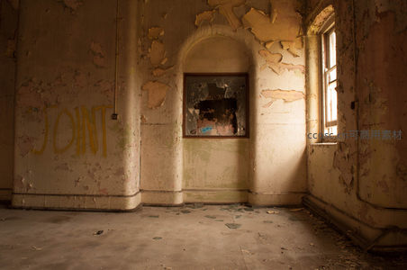 窗边墙角的废弃角落