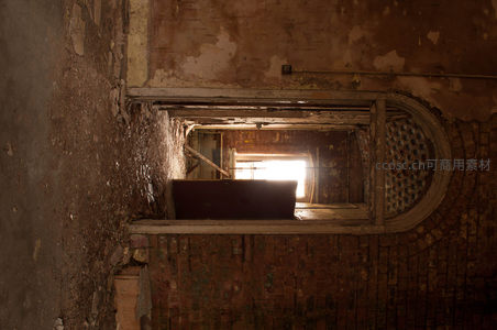 废弃建筑内斑驳光影与拱形窗洞