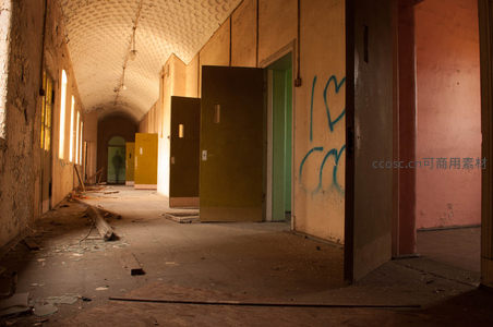 涂鸦点缀的废弃长廊与彩色房门