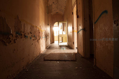 尽头亮光指引的破败走廊通道