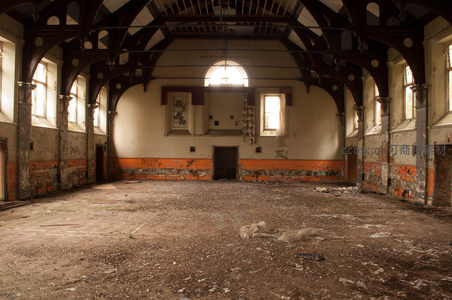 废弃大厅的拱顶与斑驳光影