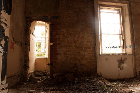 砖墙残垣间的破窗之光