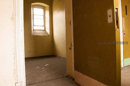 黄色走廊尽头的寂静房间