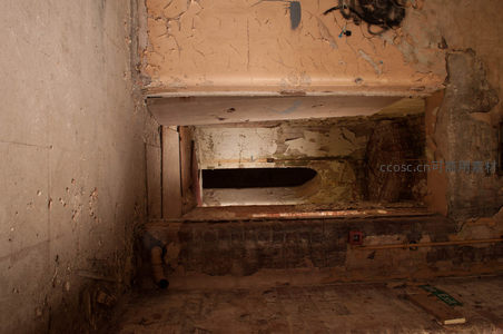 天花板坍塌处的幽深通道