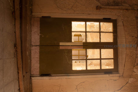 破窗残墙映暖光，废弃建筑诉沧桑