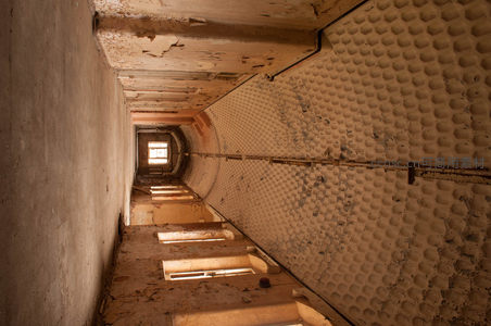 长廊尽头微光现，岁月侵蚀纹理深