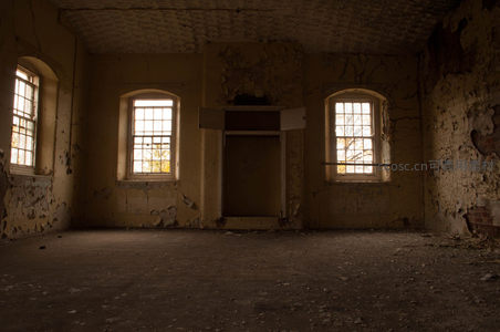 空旷房间三窗明，墙皮剥落显寂寥