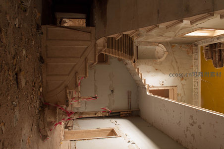 楼梯坍塌警戒线，阳光斜照废墟中