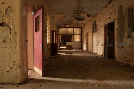 粉门半开通幽径，废墟走廊光影移