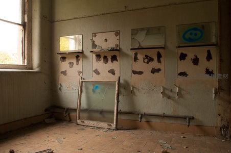 废弃房间内破镜与剥落墙皮的静谧角落