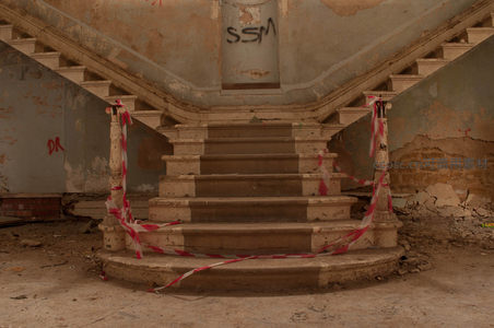 被警戒带封锁的废弃楼梯间沧桑景象