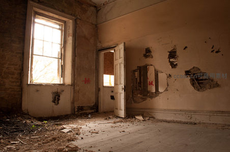 阳光洒入废弃房间照亮破败门窗与残垣