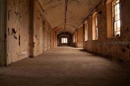 漫长走廊尽头透进微光的废弃医院长廊