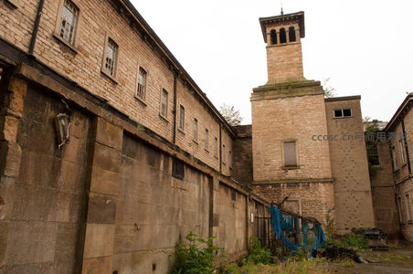 废弃砖石建筑的沧桑塔楼与庭院