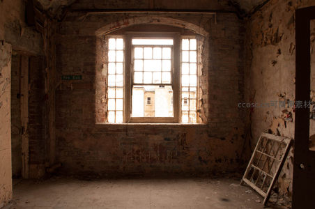 阳光透过拱窗照亮废墟房间