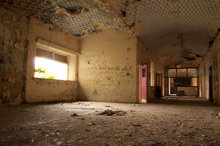 废弃大厅内阳光穿透破窗映照粉门与残顶