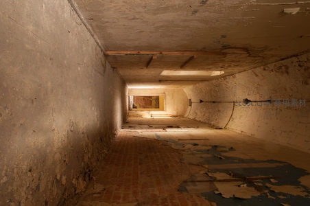 幽深地下通道尽头的微光希望