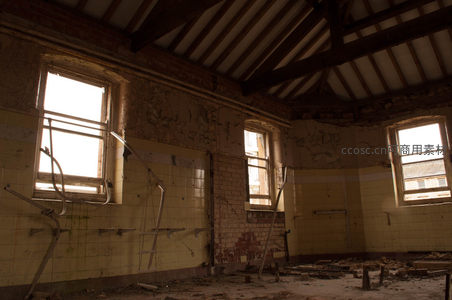 废弃教室里阳光洒落的寂寥记忆