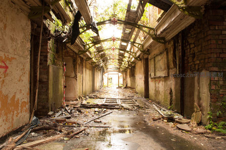 阳光穿透废墟走廊的静谧瞬间