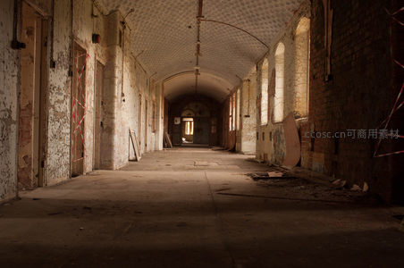 长廊尽头的幽深光线