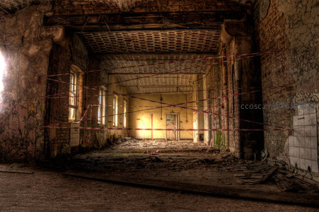 警戒线交织的废弃大厅