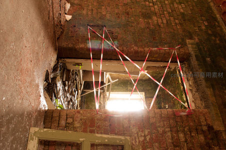 红白警戒线封堵的危窗