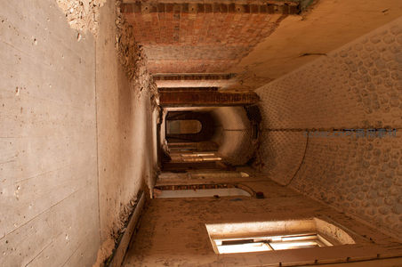 废弃建筑内部走廊的沧桑与光影