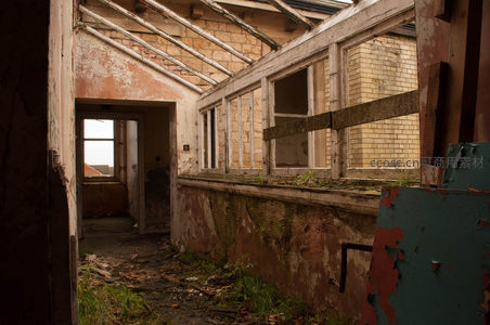 屋顶坍塌的废弃房间与窗外风景
